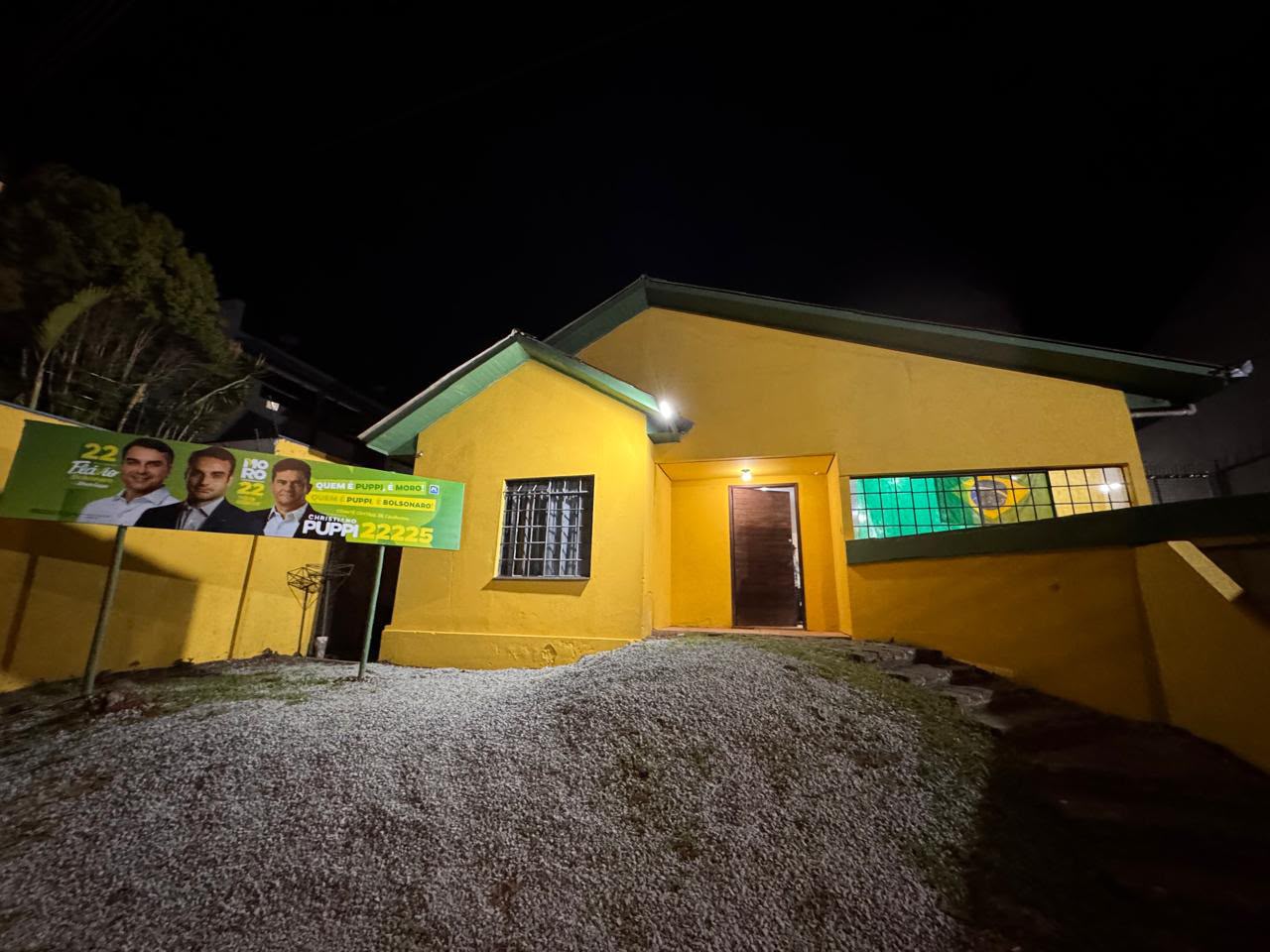 Fachada da Casa Amarela, comitê eleitoral de Christiano Puppi em Campo Largo